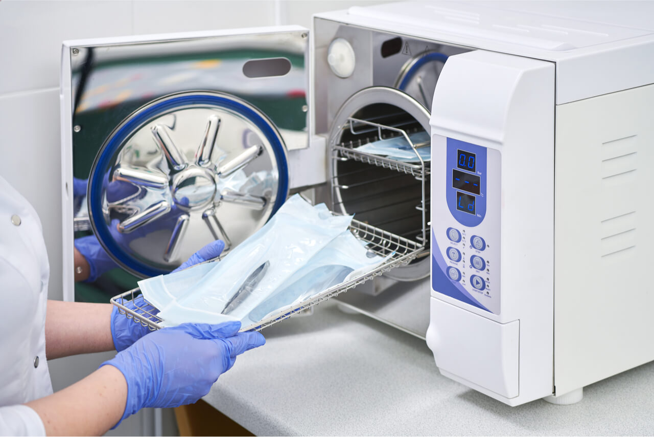 sterilization of instruments in dental clinic